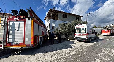 Antalya'da müstakil ev yangınında 2 kişi dumandan etkilendi