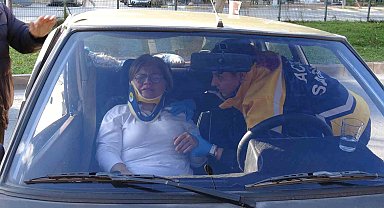 Antalya'da trafik kazası, araçta sıkışan yaralıyı itfaiye ve sağlık ekipleri çıkardı