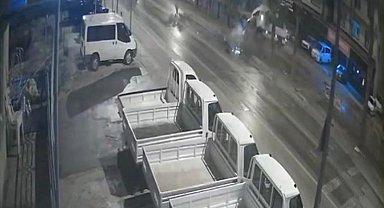 Antalya'da tur minibüsü kazası: Refüje çarptı, 2 turist yaralandı