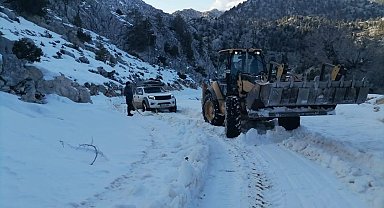 Antalya'da yayla dönüşü araçlarıyla yolda mahsur kalan 3 kişi kurtarıldı