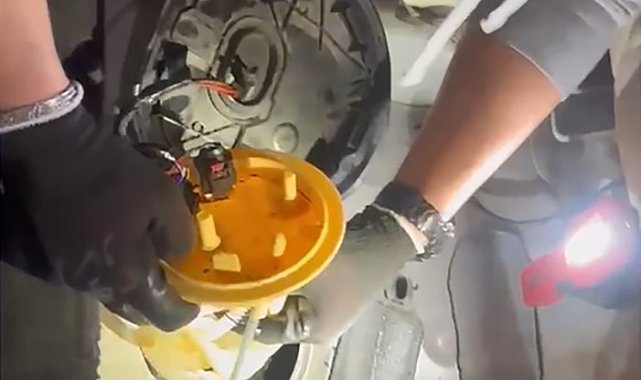 Aracın yakıt deposundan uyuşturucu çıktı