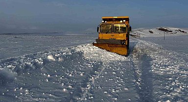 Ardahan'da kar ve buzlanma nedeniyle araçlar yolda kaldı