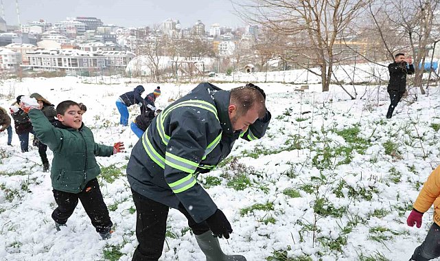 Arnavutköy Belediye Başkanı çocuklarla kartopu oynadı