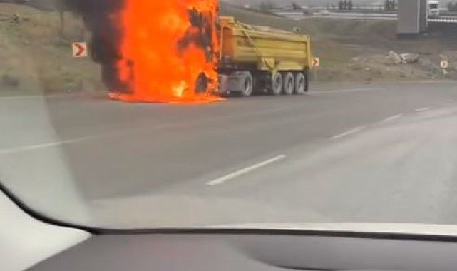 Arnavutköy'de hafriyat kamyonu alev alev yandı
