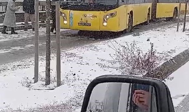 Arnavutköy'de İETT otobüsü yolda kaldı