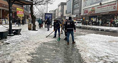 Arnavutköy'de karla mücadele çalışmaları aralıksız sürüyor