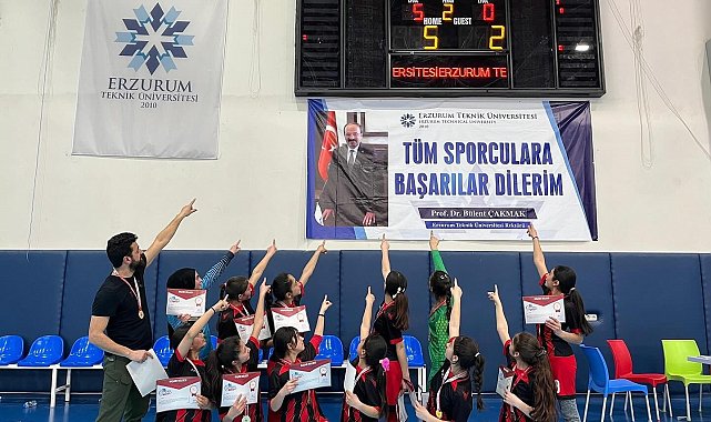 Arpaçaylı kızlar futsalda bölge şampiyonu