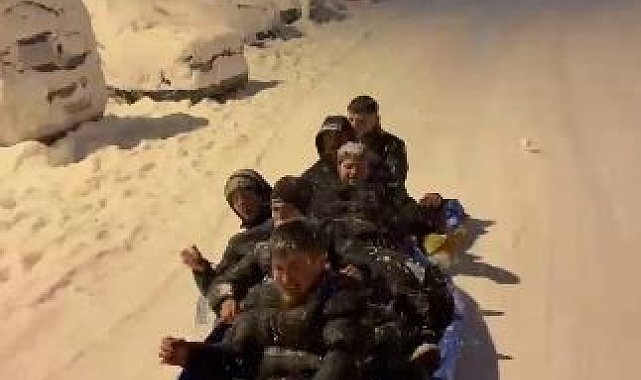 Artvin'de araçlarının arkasına bağladıkları branda ile cadde ve sokakları kayak pistine çevirdiler