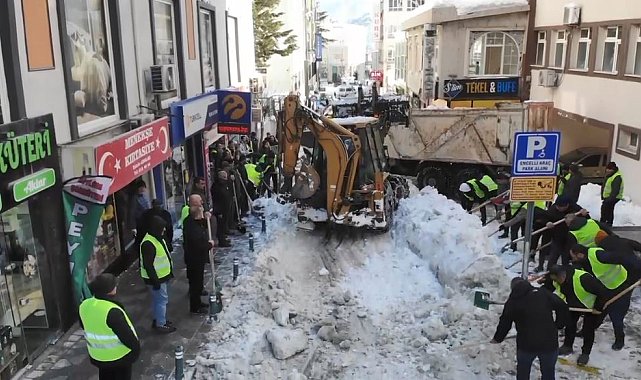 Artvin'de cadde ve sokaklarda imece usulü kar temizliği