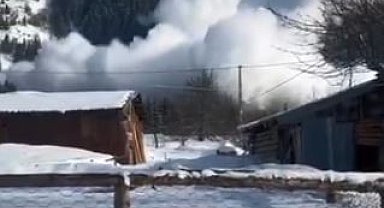 Artvin'de çığ düşme anı kameraya yansıdı