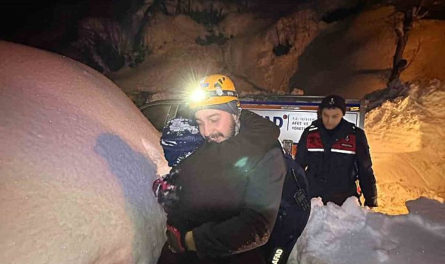 Artvin'de kar nedeniyle çökme tehlikesi olan evde yaşayan yaşlı çift kurtarıldı