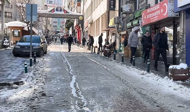 Artvin'de yaşlı adam çatıdan düşen karların altında kalmaktan son anda kurtuldu