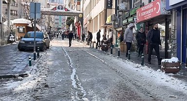 Artvin'de yaşlı adam çatıdan düşen karların altında kalmaktan son anda kurtuldu