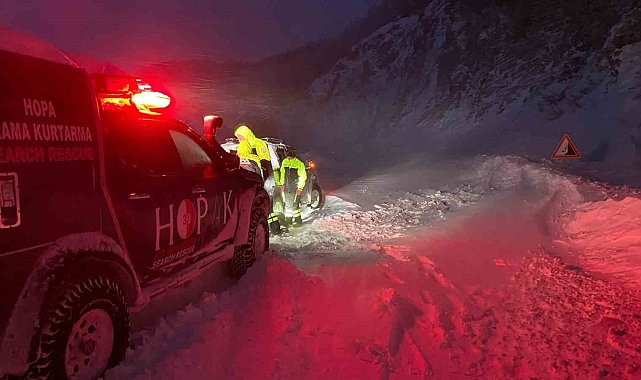 Artvin'de yolda kalan sürücülerin yardımına HOPAK ekipleri koştu