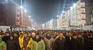 Asrın felaketinin 2'nci yıl dönümünde Hatay'da binlerce vatandaş sessiz yürüyüş gerçekleştirdi