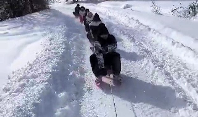 ATV'ye bağlı kızaklarla kayak keyfi yaptılar