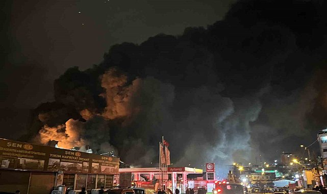 Avcılar'da geri dönüşüm tesisindeki yangın dronla görüntülendi