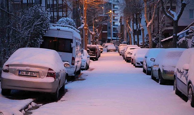 Avcılar'da yoğun yağışın ardından vatandaşlar, karla kaplanan arabalarını temizledi