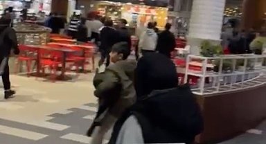 AVM'de iki grup birbirine girdi