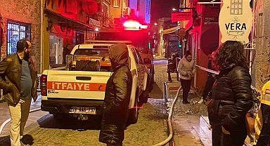Ayvalık'ta ahşap sanat galerisi ve tiyatro salonu yandı