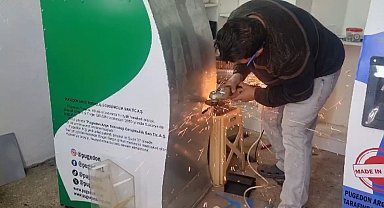 Baba ile oğlu telefon şarj eden geri dönüşüm otomatı yaptı