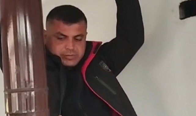 Bacaya düşen yavru köpek, itfaiye ekiplerince soba borusu sökülerek kurtarıldı
