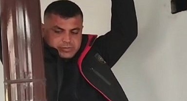 Bacaya düşen yavru köpek, itfaiye ekiplerince soba borusu sökülerek kurtarıldı