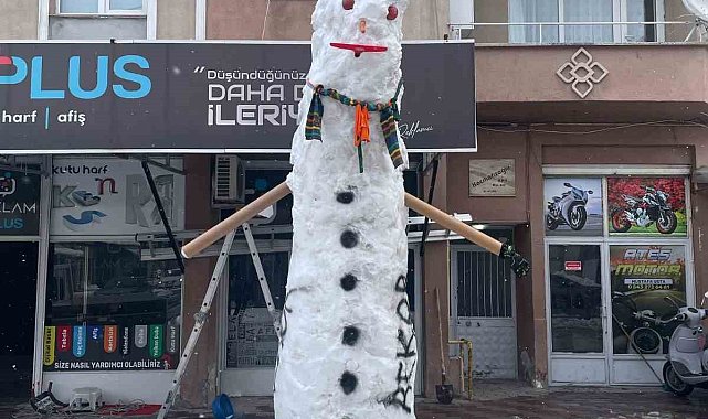 Bafra'da esnaftan 4,2 metrelik dev kardan adam