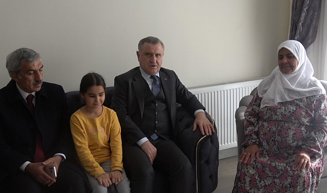 Bakan Bak, depremzede ailelerle buluştu