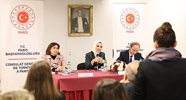 Bakan Göktaş Paris'te Türk vatandaşlarla buluştu