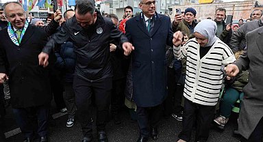 Bakan Memişoğlu, vatandaşlara balık ekmek dağıttı