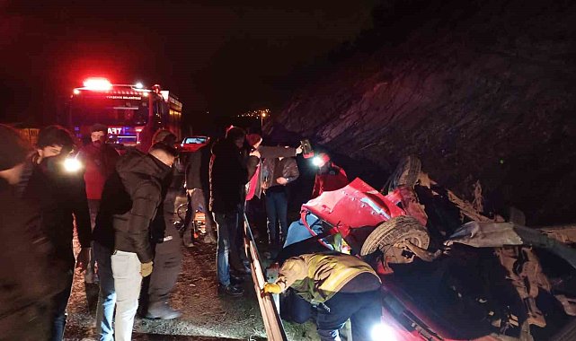 Balıkesir'de bariyerlere çarpan araçta 2 kişi yaralandı