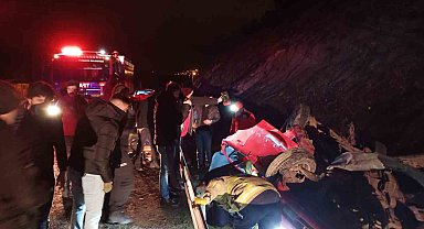 Balıkesir'de bariyerlere çarpan araçta 2 kişi yaralandı