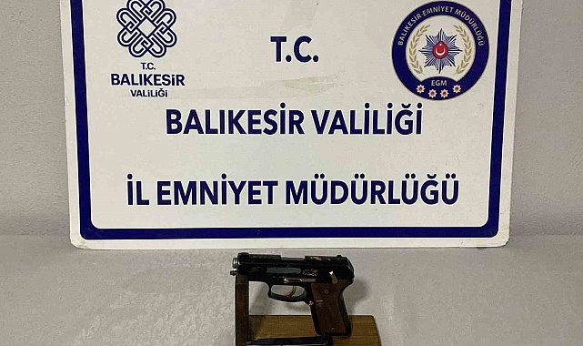 Balıkesir'de CHP aracına silahlı saldırı: Olayin faili B.Ç., saldırıda kullandığı ruhsatsız tabancayla yakalanarak gözaltına alındı