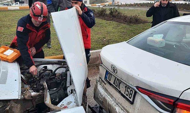 Balıkesir'de ışıklarda çarpışan araçlarda hasar oluştu