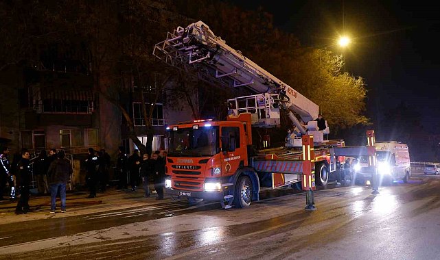 Balkonda çıkan yangın bina sekinlerini sokağa döktü