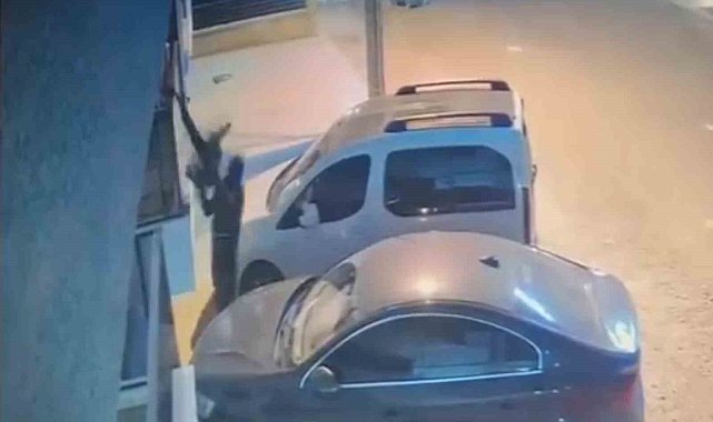 Balkondan kıyafet çalan hırsız kamerada