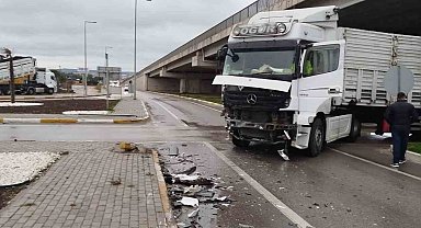 Bandırma'da TIR ile kamyonet çarpıştı: Yol kısa süre trafiğe kapandı