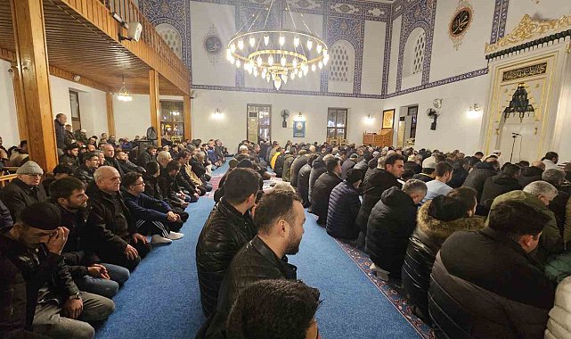 Bandırmalılar Berat Kandili'nde camileri doldurdu