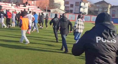 Bartın'da maçın bitiş düdüğüyle saha karıştı