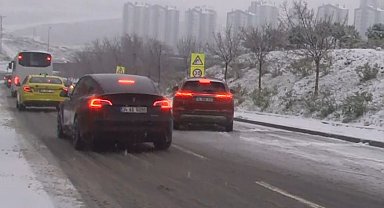 Başakşehir'de beyaza bürünen yolda araçlar yollarda kaldı