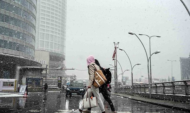Başakşehir'de kar altında scooter keyfi