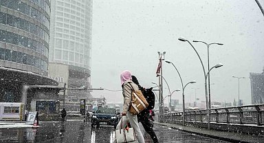 Başakşehir'de kar altında scooter keyfi