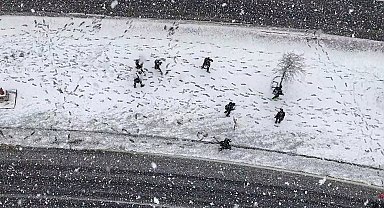 Başakşehir'de öğrencilerin kar sevinci havadan görüntülendi