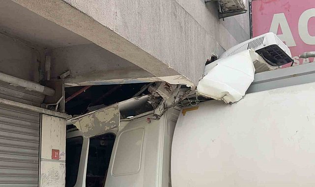 Başakşehir'de tıp merkezinin bulunduğu binaya tanker çarptı