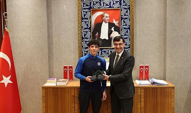 Başkan Eyüp Kahveci'den şampiyon güreşçi Said Ada'ya tebrik