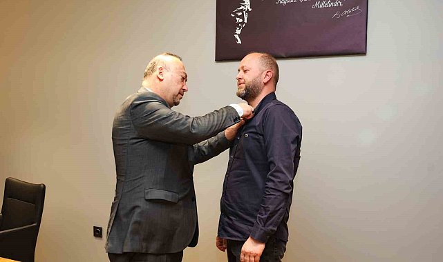Başkan Yalım seçimde rakibi olan başkan adayına CHP rozetini bizzat kendisi taktı