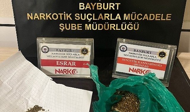 Bayburt'ta 2 şahsın üzerinden çıkan bir miktar uyuşturucu maddeye el konuldu