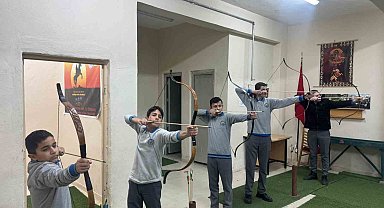 Bayburt'ta lise öğrencilerine okçuluk eğitimi verildi