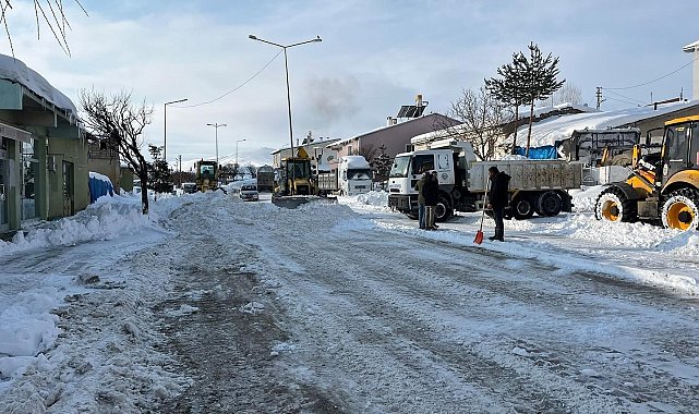 Bayburt'un Demirözü ve Aydıntepe ilçelerinde kar temizliği yapılıyor